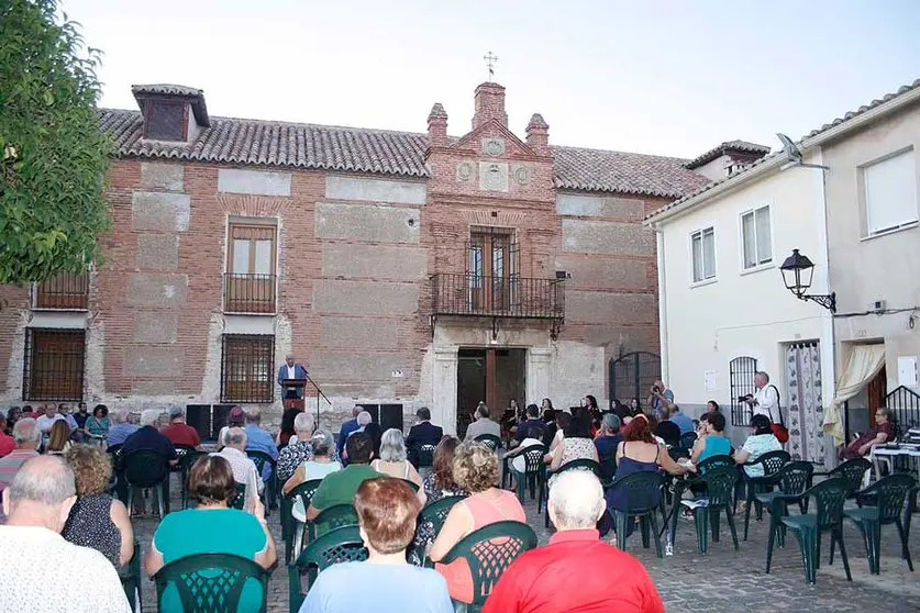 Imagen-de-archivo-de-la-pasada-edición-del-recital-Poesía-en-el-Palacio-de-Aldea-del-Rey-(002)