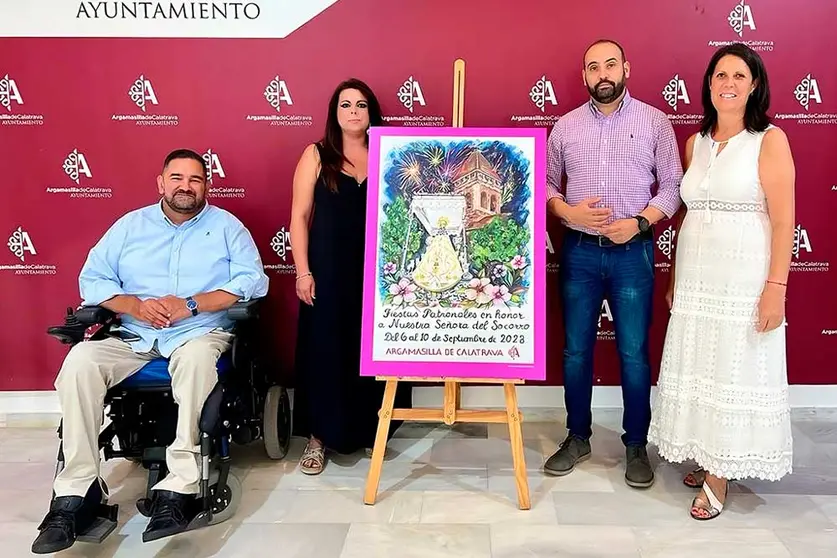 La-autora,-junto-al-cartel-y-autoridades