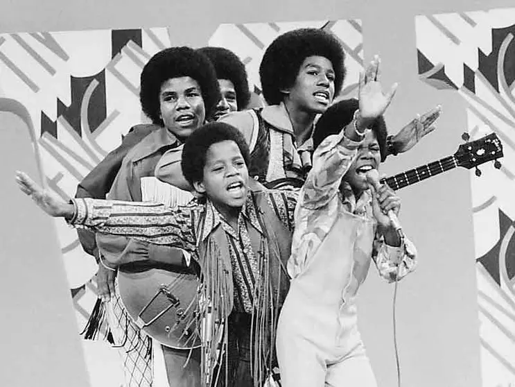 Michael Jackson junto  sus hermanos. Fuente: es.wikipedia.org