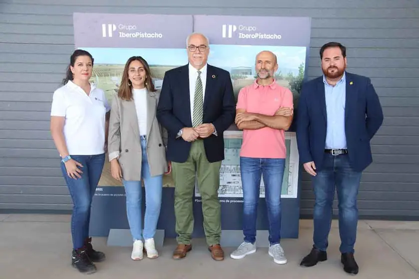 Visita de Julián Nieva y Pablo Camacho a la planta Iberopistacho.