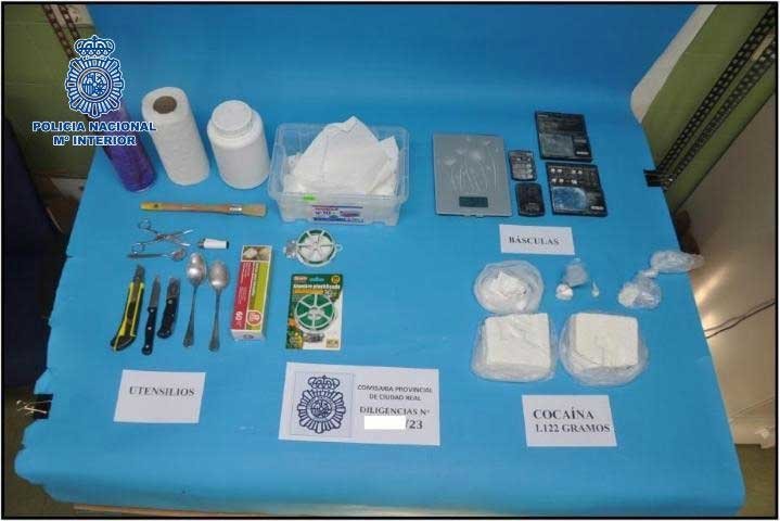 Objetos aprehendidos por la Policía tras desmantelar una organización criminal dedicada al tráfico de drogas en la provincia de Ciudad Real.