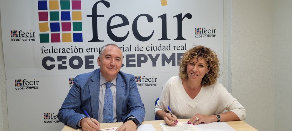 Firma de convenio entre IMPEFE y FECIR