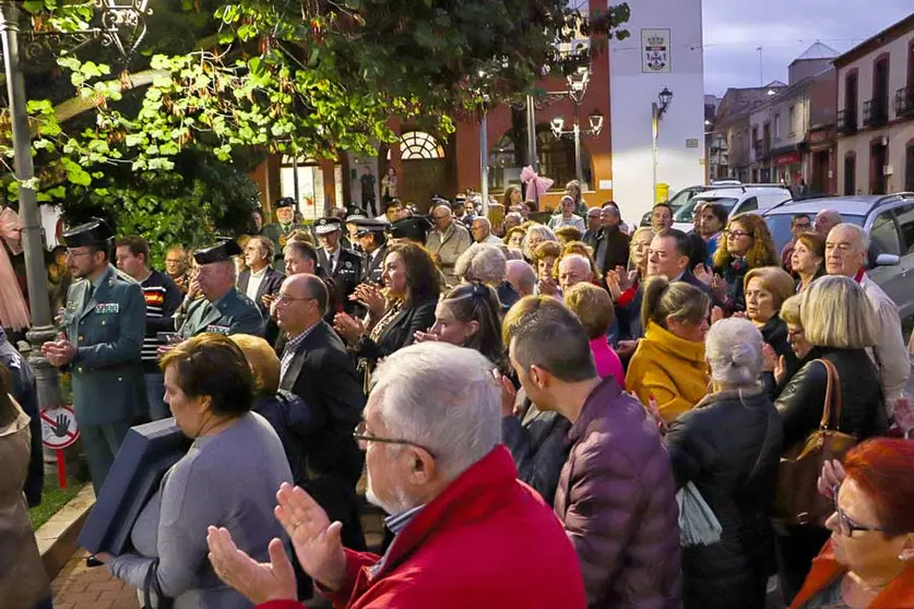 Parte-del-público-congregado-en-la-Plaza-del-Ayuntamiento