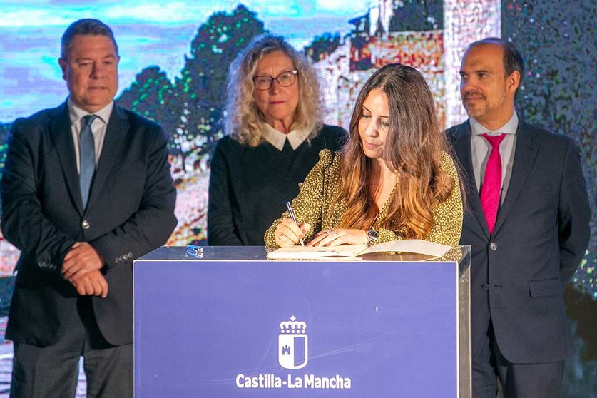 Estela-Pavón-Arriaga,-estampando-su-firma-en-representación-de-la-ADS-Valle-de-Alcudia