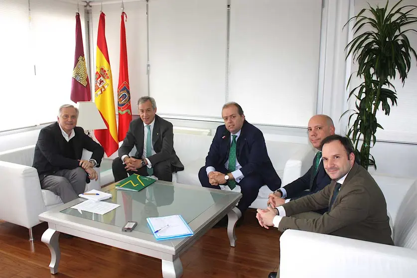 20231030-Visita-de-Eurocaja-Rural-al-alcalde-de-Ciudad-Real