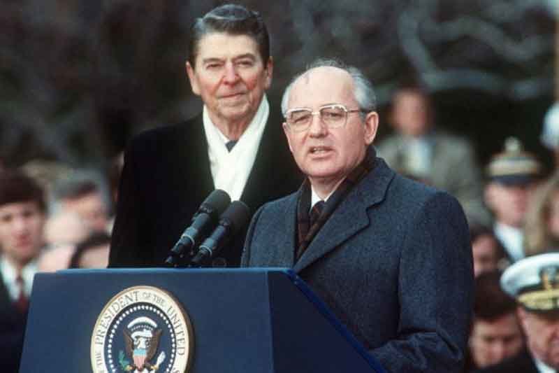 Los presidentes Mijaíl Gorbachov, del Gobierno soviético, y Ronald Reagan, de Estados Unidos. Fuente: es.wikipedia.org