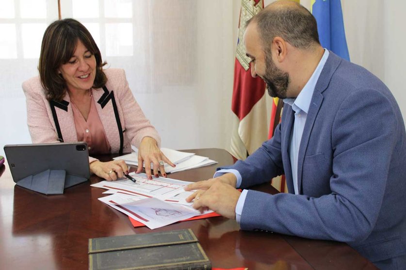 Blanca-Fernández-reunion-con-alcalde-Argamasilla-de-Calatrava-1-(002)