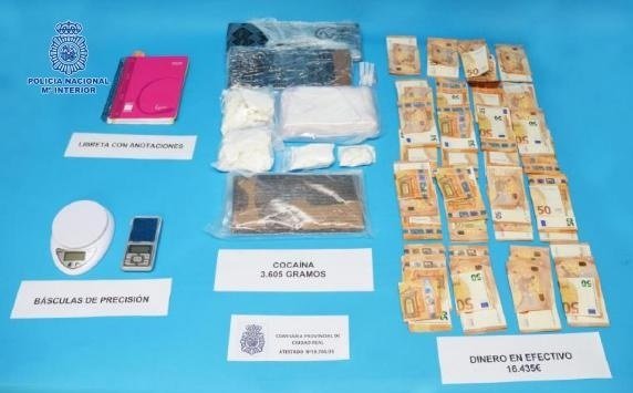 Efectos incautados en la operación 'Villa', que ha desarticulado una red criminal que distribuía cocaína en la provincia de Ciudad Real oculta en vehículos "caleteados".