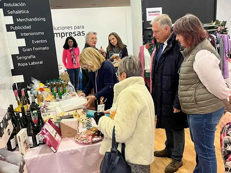 Cañizares-visita-el-mercadillo-solidario-de-AMUMA