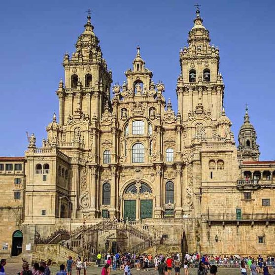 Fachada principal de la catedral de Santiago de Compostela. Fuente: es.wikipedia.org