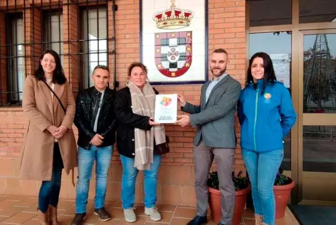Viso-Alcaldesa-1-recibe-placa-de-adhesi&oacute;n-(002)