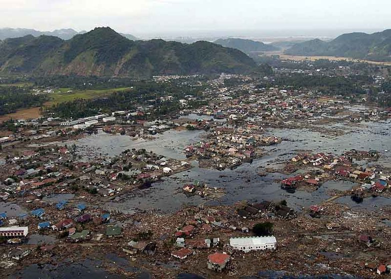 Tsunami cerca de Sumatra. Fuente: es.wikipedia.org