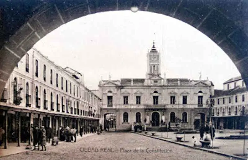 Plaza Mayor de Ciudad Real a principios del siglo XX. Fuente: elsayon.blogspot.com