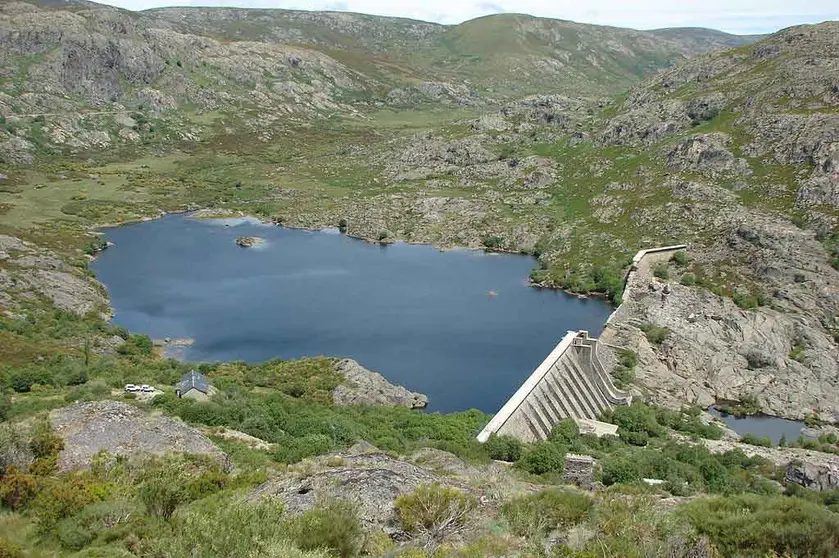 Panorámica actual del Embalse de Vega de Tera. Fuente: es.wikipedia.org