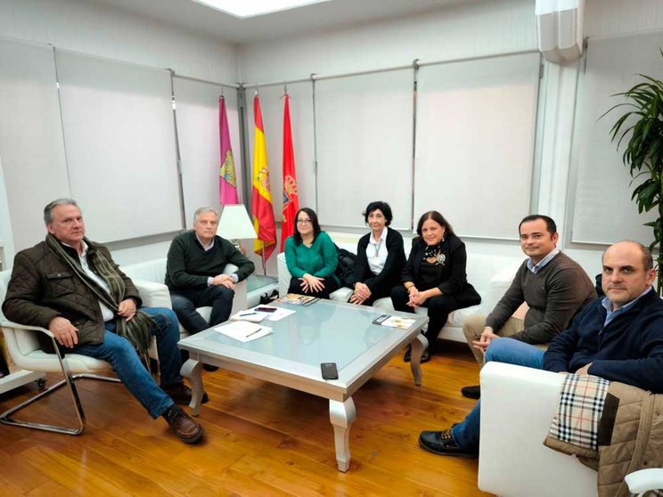 Reunión-de-Ayuntamiento-con-Asociación-de-Cofradias-(002)