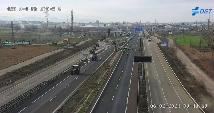 Corte de la calzada en la A-4 a la altura de Manzanares.