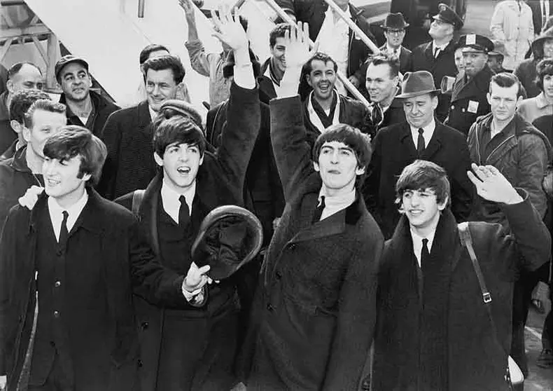 The Beatles  al llegar al aeropuerto JFK de Nueva York. Fuente: es.wikipedia.org