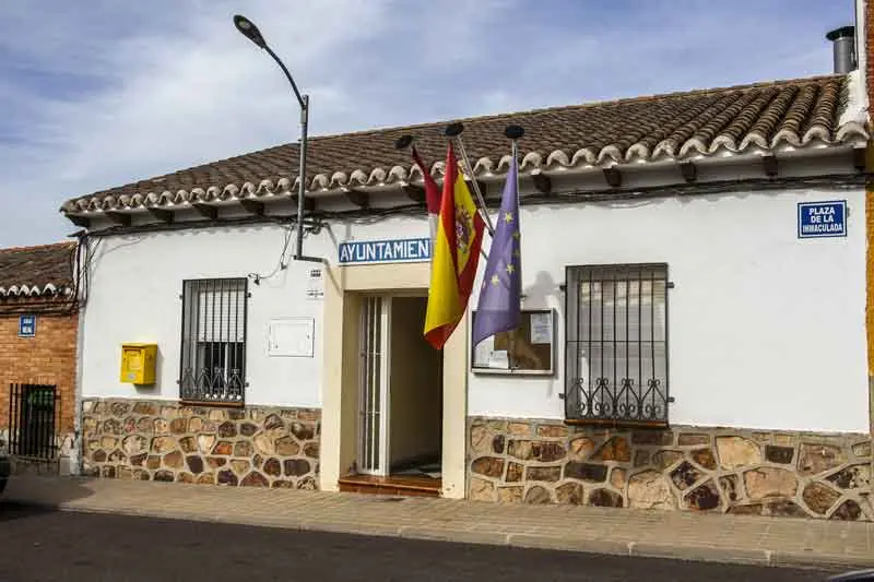 Fachada del Ayuntamiento de Cañada de Calatrava. Fuente: turismociudadreal.com