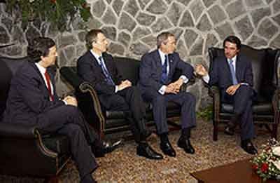 George W. Bush, Tony Blair, José María Aznar y José Manuel Durão Barroso en la Cumbre de las Azores. Fuente: es.wikipedia.org