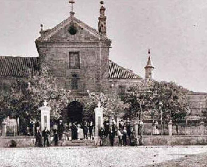 Foto antigua del Convento de los Padres Trinitarios de Valdepeñas. Fuente: elecodevaldepenas.es