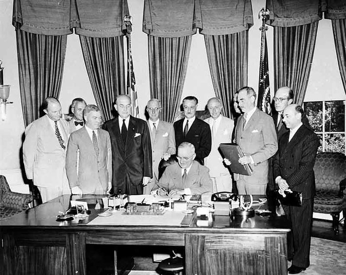 Firma del Tratado por el presidente de Estados Unidos, Harry Truman. Fuente: es.wikipedia.org