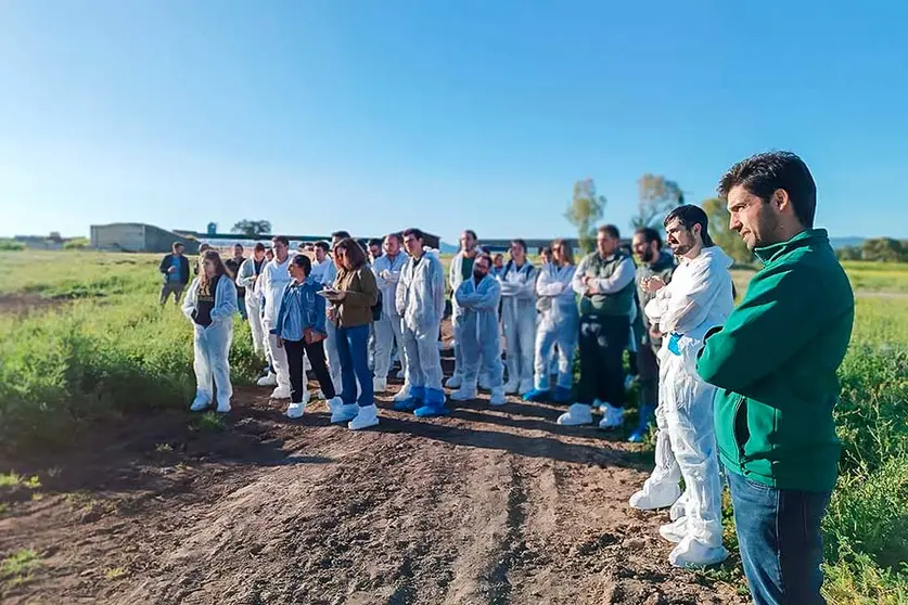 Un-momento-de-la-visita-a-la-explotación-ganadera-celebrada-a-primera-hora