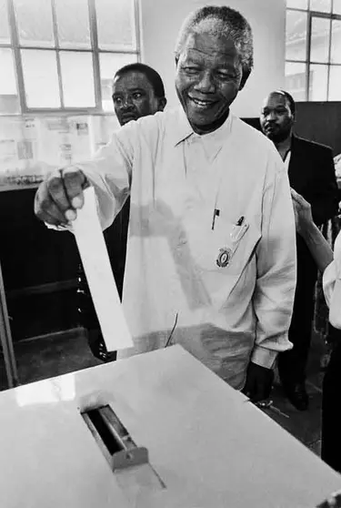 Nelson Mandela votando. Fuente: es.wikipedia.org