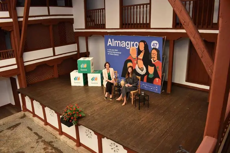 La responsable de patrocinios de Iberdrola, Laura Gil, junto a la directora del Festival, Irene Pardo, en el Corral de las Comedias de Almagro.