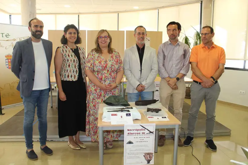 foto-familia-presentacion-piezas-necr&oacute;polis
