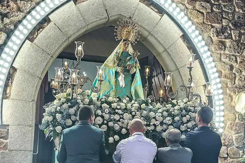 La Virgen de la Estrella, a su llegada anoche de regreso procesional a la iglesia de La Vi&ntilde;uela.