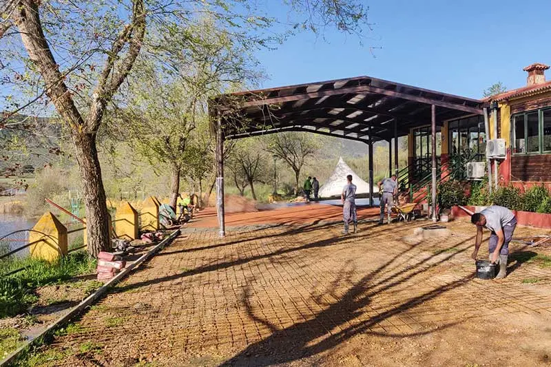 La pérgola tiene orientada sus vistas hacia el pantano de Carboneras.