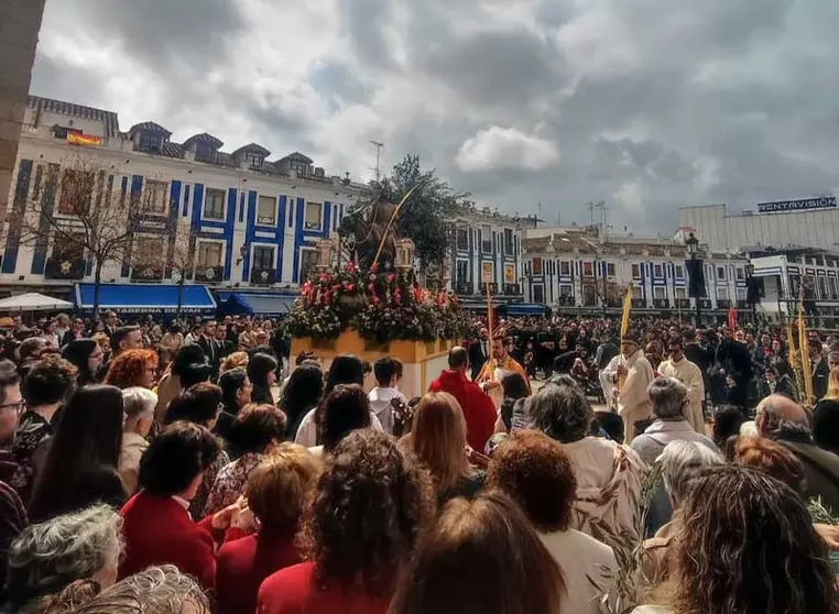 Multitud de gente en la Plaza de España asiste a la procesión del Domingo de Ramos.