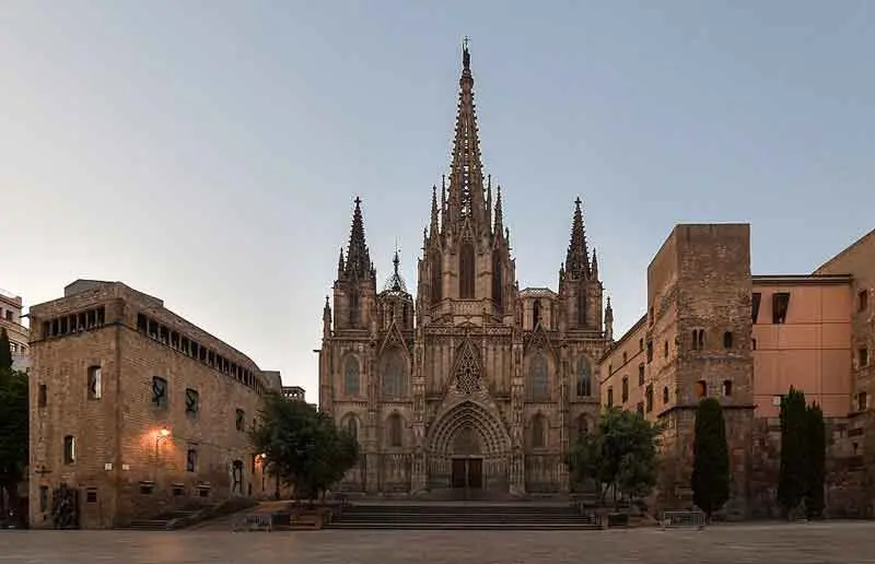Fachada principal de la Catedral de Barcelona al amanecer. Fuente: es.wikipedia.org
