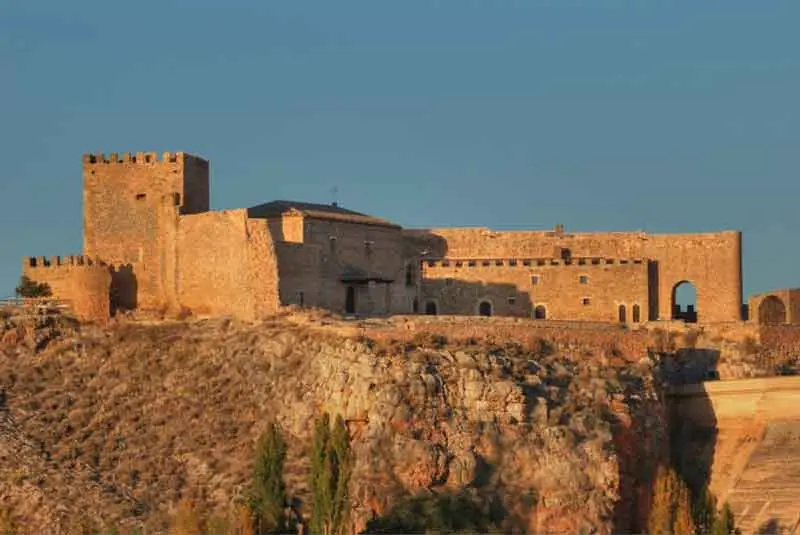 Castillo de Pe&ntilde;arroya. Fuente: ellugardelamancha.es