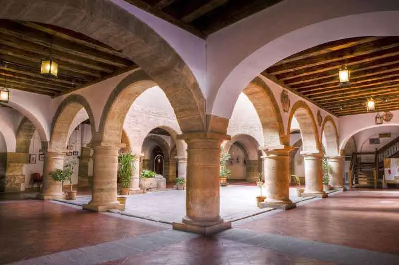 Patio de la Alh&oacute;ndiga. Fuente: lavidasondosviajes.com