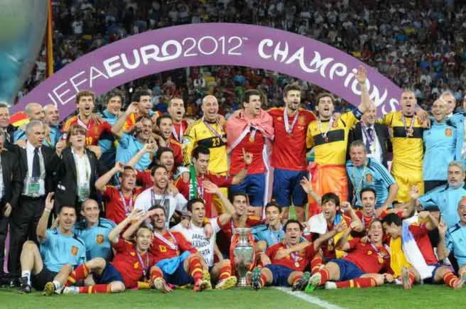 La selecci&oacute;n de f&uacute;tbol de Espa&ntilde;a gana la UEFA Euro 2012. Fuente: es.wikipedia.org