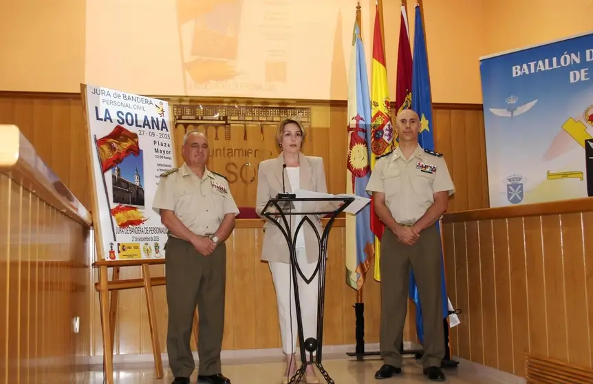 La alcaldesa presenta la jura de bandera junto al coronel Del Hierro y al teniente coronel Aguado.