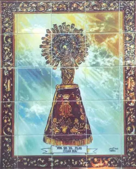 Retablo cer&aacute;mico con la imagen de la Virgen en las cocheras de la parroquia en 2003. Fuente: elsayon.blogspot.com