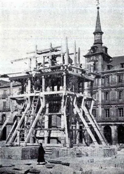 Colocaci&oacute;n de la estatua de Felipe III en la Plaza Mayor de Madrid. Fuente: demadridalanube.com
