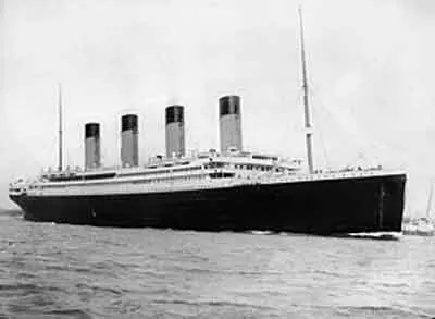 El Titanic partiendo del puerto ingl&eacute;s de Southampton el 10 de abril de 1912. Fuente: es.wikipedia.org