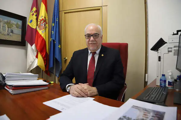 juli&aacute;n-nieva