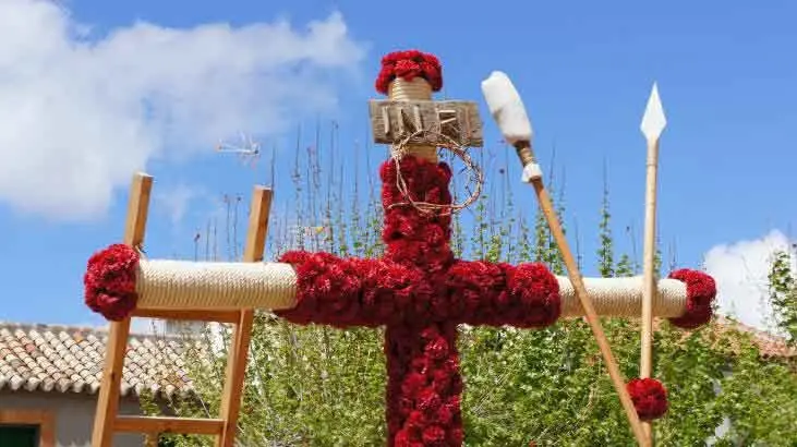 Parte superior de la Cruz de Mayo en&nbsp; Argamasilla de Calatrava (2012). Fuente: verpueblos.com