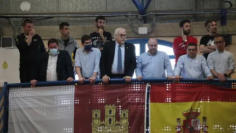 julian_nieva_en_el_palco_del_pabellon_antonio_caba