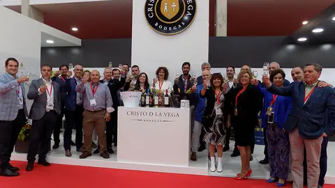 Un momento del brindis con vinos ecol&oacute;gicos La Vida Bohemia.