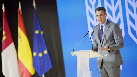 11/05/2022 El presidente del Gobierno, Pedro S&aacute;nchez, en Fenavin.

El presidente del Gobierno, Pedro S&aacute;nchez, ha anunciado este mi&eacute;rcoles una inversi&oacute;n extra de 800 millones de euros m&aacute;s all&aacute; de los 1.000 millones contemplados en el PERTE para la cadena agroalimentaria que ir&aacute;n destinados para que el sector primario acometa una transformaci&oacute;n de su industria en torno a la mejora de la gesti&oacute;n del agua y la modernizaci&oacute;n de su uso.

ECONOMIA 
EUROPA PRESS/EUSEBIO GARC&Iacute;A DEL CASTILLO
