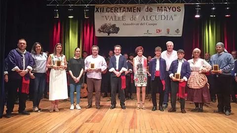 Posado de representantes de los grupos y autoridades tras la entrega de recuerdos.