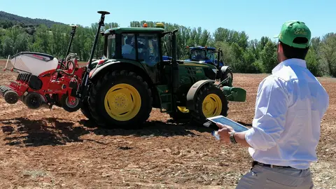 EuropaPress_4453031_tractor_campo