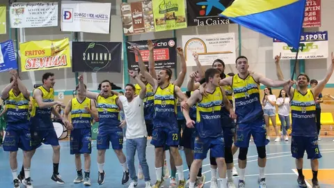 Jugadores celebran el ascenso
