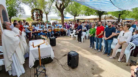 Un momento de la eucarist&iacute;a celebrada a mediod&iacute;a junto a la ermita