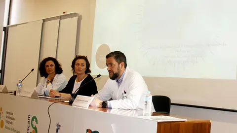 El gerente del &Aacute;rea Integrada de Alc&aacute;zar de San Juan, Lucas Salcedo, la jefa del Servicio de Ginecolog&iacute;a Ana Pascual y la coordinadora de Programas de Humanizaci&oacute;n de la Direcci&oacute;n General de Humanizaci&oacute;n y Atenci&oacute;n Sociosanitaria, Almudena Jerez.